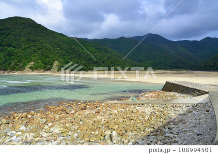 長崎県五島市頓泊海水浴場の風景(2022年) 108994501
