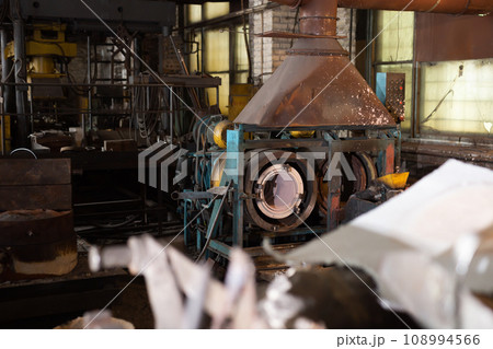 Furnace for melting steel and other ferrous metals in metallurgical plant Furnace for melting steel and other ferrous metals in metallurgical plant 108994566