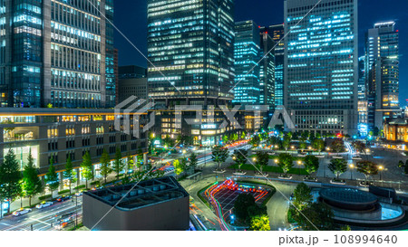 東京駅と丸の内の夜景 東京駅と丸の内の夜景 108994640