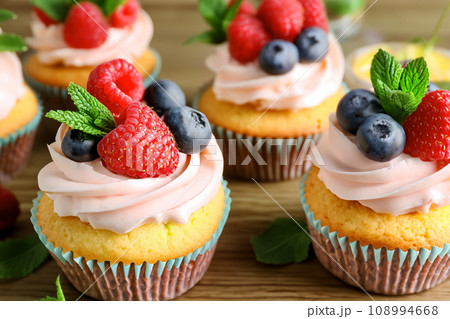 ベリーと生クリームのカップケーキ ベリーと生クリームのカップケーキ 108994668