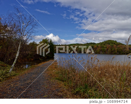 岐阜県根ノ上高原の根ノ上湖風景 岐阜県根ノ上高原の根ノ上湖風景 108994714