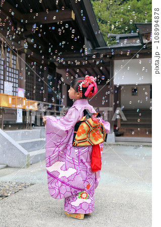 7歳の七五三詣で振袖着物の可愛い女の子の神社ロケ撮影古典ヘアセット 7歳の七五三詣で振袖着物の可愛い女の子の神社ロケ撮影古典ヘアセット 108994878