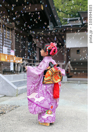 7歳の七五三詣で振袖着物の可愛い女の子の神社ロケ撮影古典ヘアセット 7歳の七五三詣で振袖着物の可愛い女の子の神社ロケ撮影古典ヘアセット 108994885