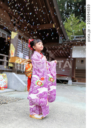 7歳の七五三詣で振袖着物の可愛い女の子の神社ロケ撮影古典ヘアセット 7歳の七五三詣で振袖着物の可愛い女の子の神社ロケ撮影古典ヘアセット 108994889