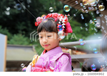 7歳の七五三詣で振袖着物の可愛い女の子の神社ロケ撮影古典ヘアセット 7歳の七五三詣で振袖着物の可愛い女の子の神社ロケ撮影古典ヘアセット 108994902