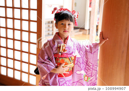 7歳の七五三詣で振袖着物の可愛い女の子の神社ロケ撮影古典ヘアセット 108994907