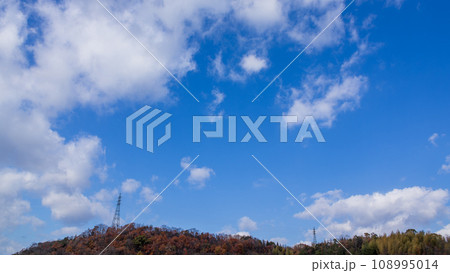 青空に流れる白い雲 青空に流れる白い雲 108995014