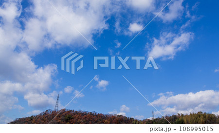 青空に流れる白い雲 青空に流れる白い雲 108995015