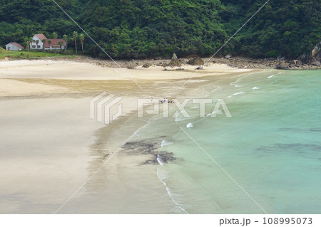 長崎県五島市高浜海水浴場で撮影するグラビアアイドル(2022年) 108995073