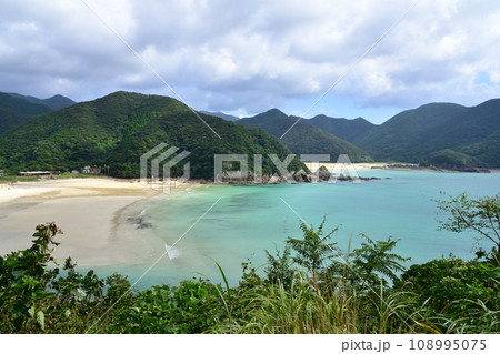 長崎県五島市高浜海水浴場の風景(2022年) 108995075