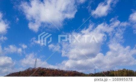 青空に流れる白い雲 青空に流れる白い雲 108995078