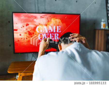 自宅でテレビゲームをする男性 自宅でテレビゲームをする男性 108995133