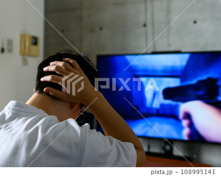自宅でテレビゲームをする男性 108995141