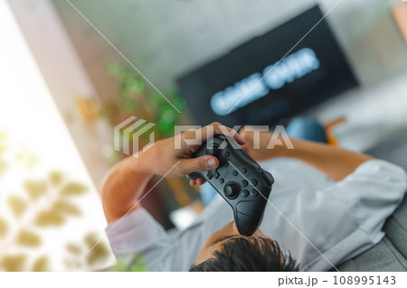 自宅でテレビゲームをする男性 108995143