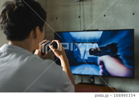 自宅でテレビゲームをする男性 108995154