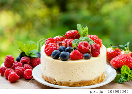 ミックスベリーのレアチーズケーキ ミックスベリーのレアチーズケーキ 108995343