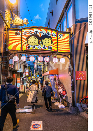 日本の東京都市景観 11月。脱コロナ、強風…賑わう三軒茶屋駅すぐの飲み屋街「すずらん通」などを望む 日本の東京都市景観 11月。脱コロナ、強風…賑わう三軒茶屋駅すぐの飲み屋街「すずらん通」などを望む 108995411