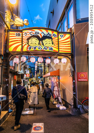日本の東京都市景観 11月。脱コロナ、強風…賑わう三軒茶屋駅すぐの飲み屋街「すずらん通」などを望む 日本の東京都市景観 11月。脱コロナ、強風…賑わう三軒茶屋駅すぐの飲み屋街「すずらん通」などを望む 108995412