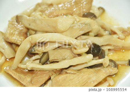 stir fried shimeji mushroom with chicken breast in soy sauce on white plate stir fried shimeji mushroom with chicken breast in soy sauce on white plate 108995554