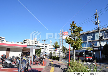 川崎市高津区 梶が谷駅前の街並み 108995607