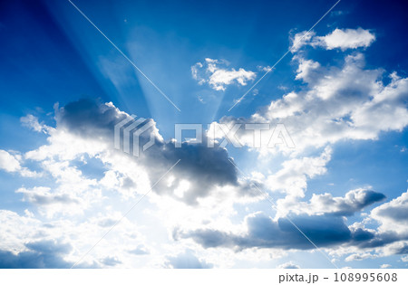 光る空が眩しい 108995608