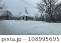雪の中にある秘境駅の閉所 108995695