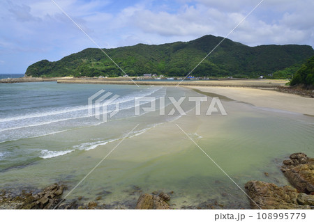 長崎県五島市白良ヶ浜高浜と中浜海水浴場の風景(2022年) 長崎県五島市白良ヶ浜高浜と中浜海水浴場の風景(2022年) 108995779