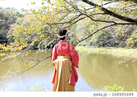 卒業袴撮影前撮りロケーション撮影イメージ、女子大生卒業生ロケ撮影レンタル衣装 108995899