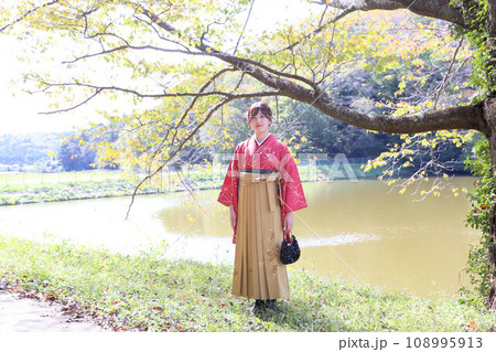 卒業袴撮影前撮りロケーション撮影イメージ、女子大生卒業生ロケ撮影レンタル衣装 108995913