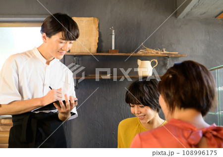 カフェで注文する二人の女性　撮影協力「洋菓子店　sentiment」 108996175