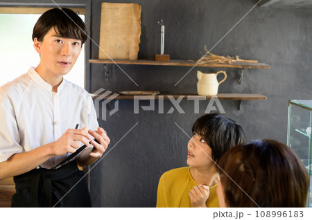 カフェで注文する二人の女性　撮影協力「洋菓子店　sentiment」 108996183