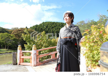 卒業袴撮影前撮りロケーション撮影イメージ、女子大生卒業生ロケ撮影レンタル衣装 108996754