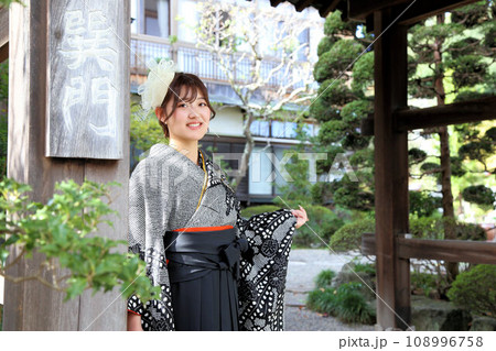 卒業袴撮影前撮りロケーション撮影イメージ、女子大生卒業生ロケ撮影レンタル衣装 108996758