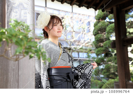 卒業袴撮影前撮りロケーション撮影イメージ、女子大生卒業生ロケ撮影レンタル衣装 108996764