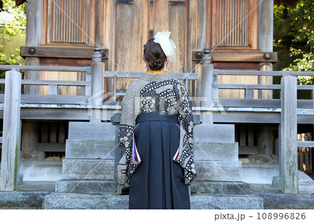 卒業袴撮影前撮りロケーション撮影イメージ、女子大生卒業生ロケ撮影レンタル衣装 108996826