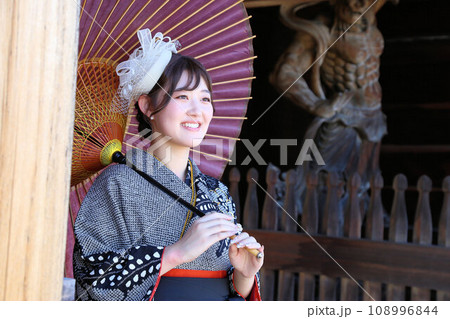 卒業袴撮影前撮りロケーション撮影イメージ、女子大生卒業生ロケ撮影レンタル衣装 108996844