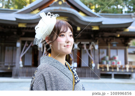 卒業袴撮影前撮りロケーション撮影イメージ、女子大生卒業生ロケ撮影レンタル衣装 108996856