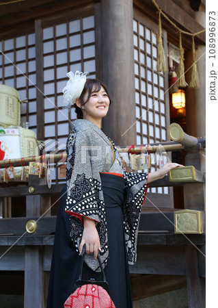 卒業袴撮影前撮りロケーション撮影イメージ、女子大生卒業生ロケ撮影レンタル衣装 108996873