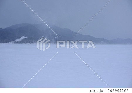 冬の凍結した糠平湖の湖面から見る風景 冬の凍結した糠平湖の湖面から見る風景 108997362