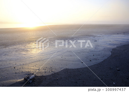 北海道 真冬の大津海岸の日の出 北海道 真冬の大津海岸の日の出 108997437