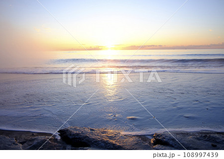 北海道　真冬の大津海岸の日の出 108997439