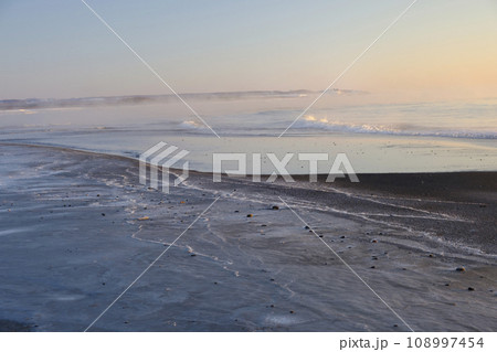 北海道　真冬の大津海岸の日の出 108997454