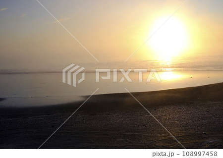 北海道　真冬の大津海岸の日の出 108997458