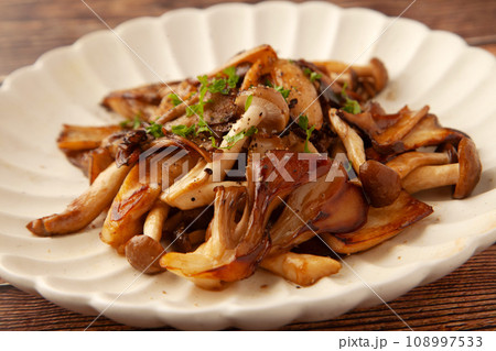 キノコのバター炒め キノコのバター炒め 108997533