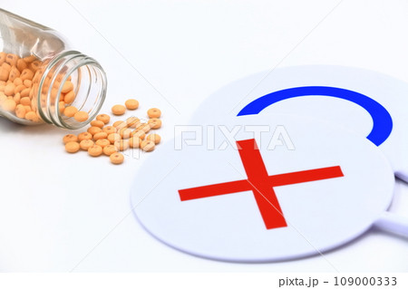 お薬の服薬、服用のイメージ（お薬、マルバツ棒） 109000333