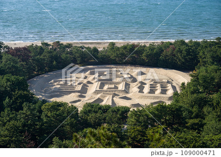 琴弾山から望む有明浜の寛永通宝「銭形砂絵」(香川県観音寺市) 琴弾山から望む有明浜の寛永通宝「銭形砂絵」(香川県観音寺市) 109000471