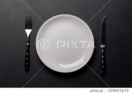 Mockup for a delicious meal. Empty plate on a table 109001679