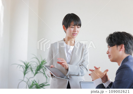 上司からのダメ出しに論理的に反撃するビジネスウーマン1 109002621