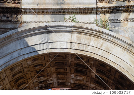 The arch of the gate of Hadrian. 109002717