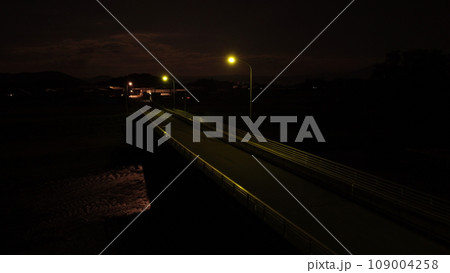 車の光跡と橋の外灯 車の光跡と橋の外灯 109004258